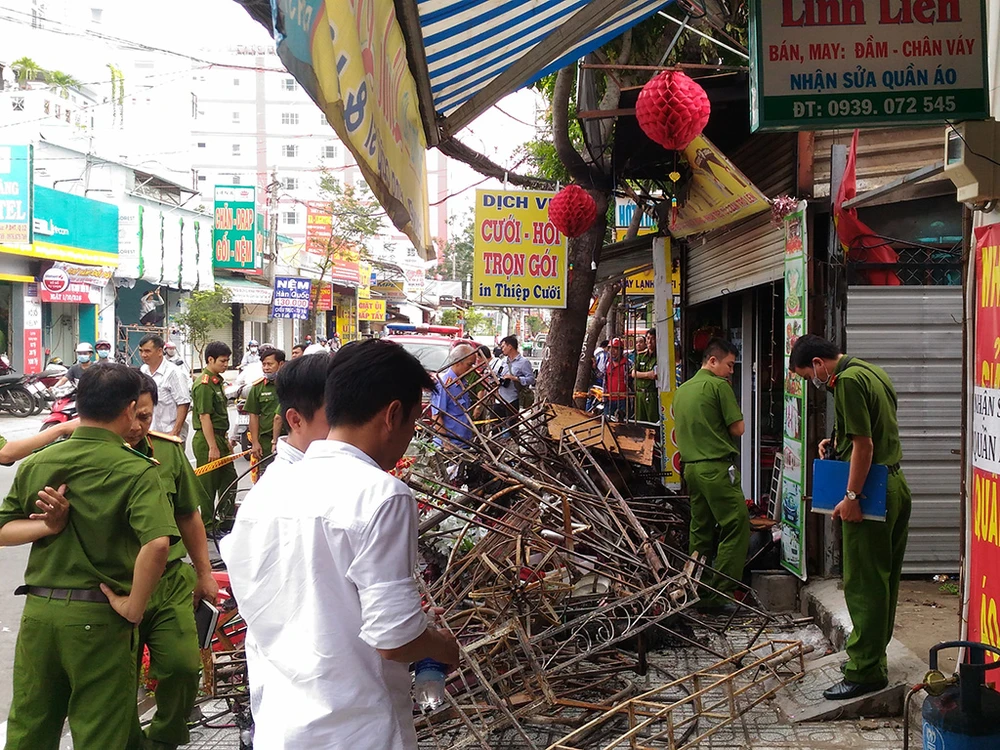 Lực lượng chức năng vẫn tiến hành phong tỏa hiện trường, điều tra làm rõ nguyên nhân vụ cháy khiến 3 người trong gia đình tử vong. 